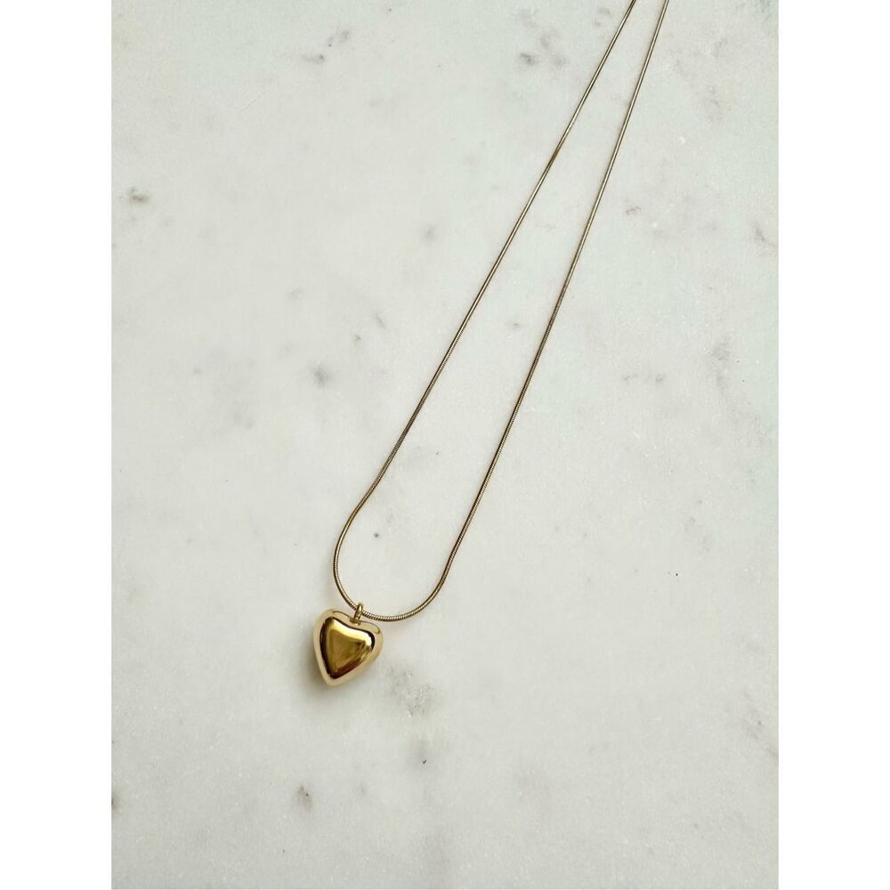 Sleek gold heart pendant necklace ￼
